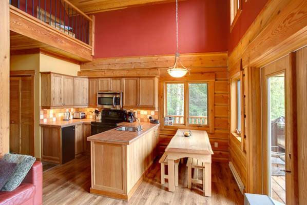 Mount 7 Lodges Golden Room photo